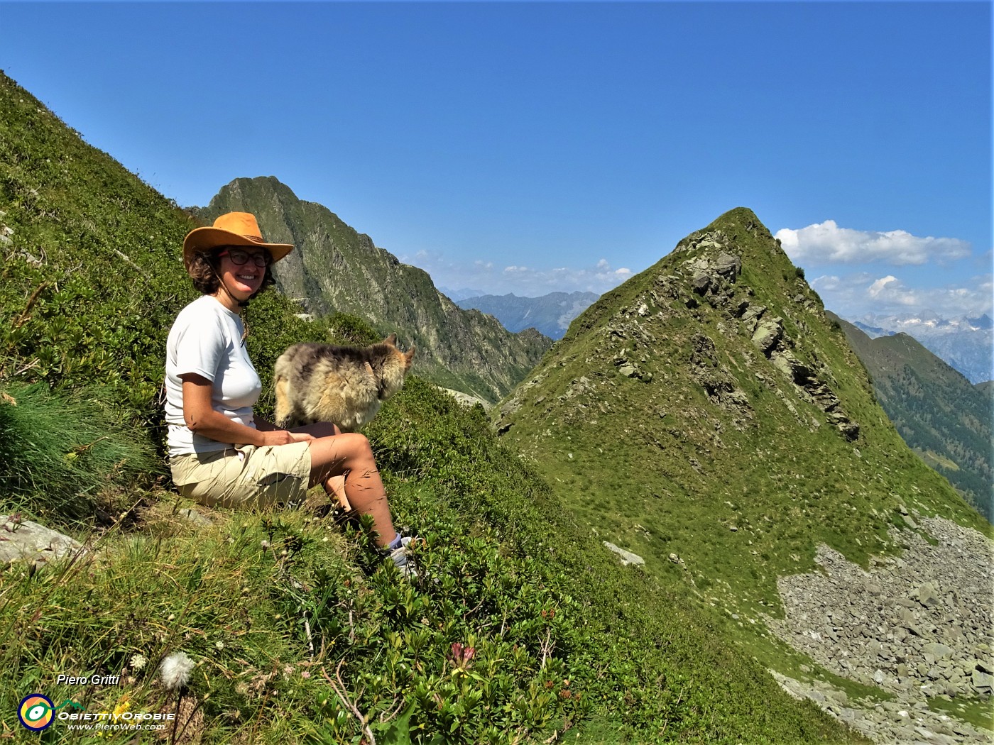 70 Erica e Dori si godono lo splendido panorama.JPG